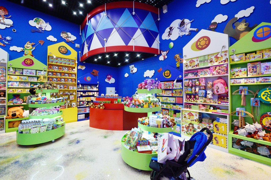 Магазин игрушек веселый. Магазин игрушек. Детские игрушки магазин. Интерьер магазина игрушек. Красивый магазин детских игрушек.