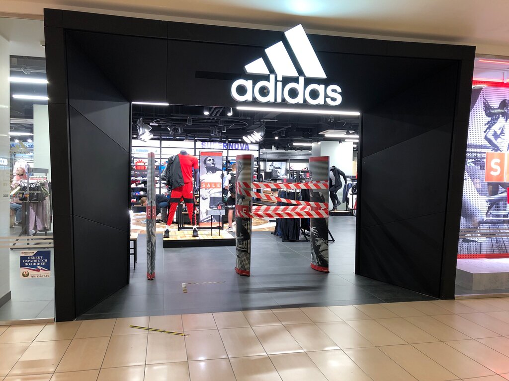 Адидас тц. Adidas магазин. Магазин одежды adidas. Магазин фирмы адидас. Спортивный магазин адидас.