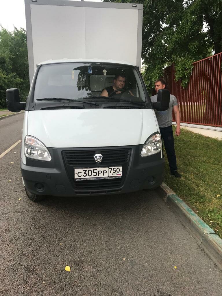 Грузим возим перевозим. Газель некст погрузка грузчики. Разгрузка товара на складе. Грузчики. Профессиональные грузчики.