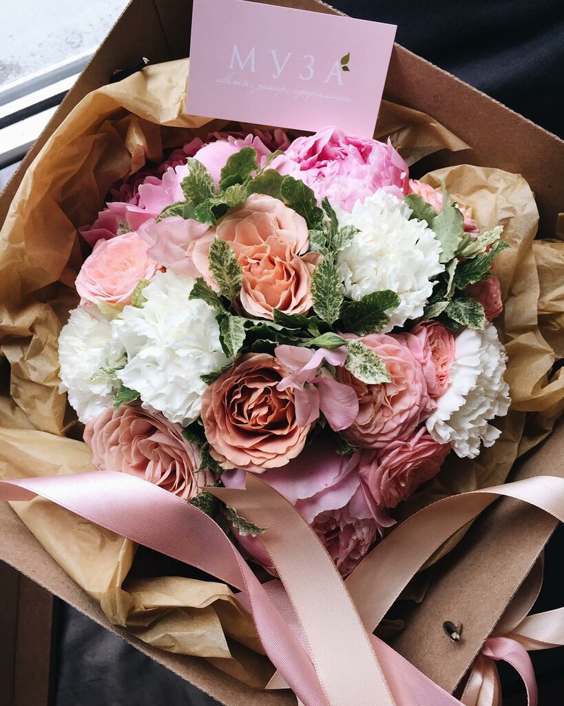 Цветы с доставкой час. Доставка цветов. Maison des fleurs искусственные цветы. Цветы с доставкой час. Коробки для букетов.